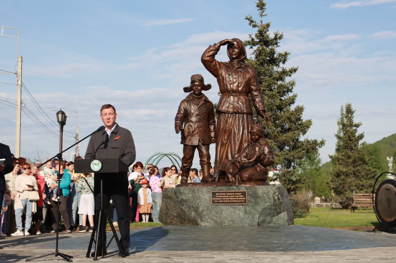 Памятник труженикам тыла и детям войны открыли в Горно-Алтайске