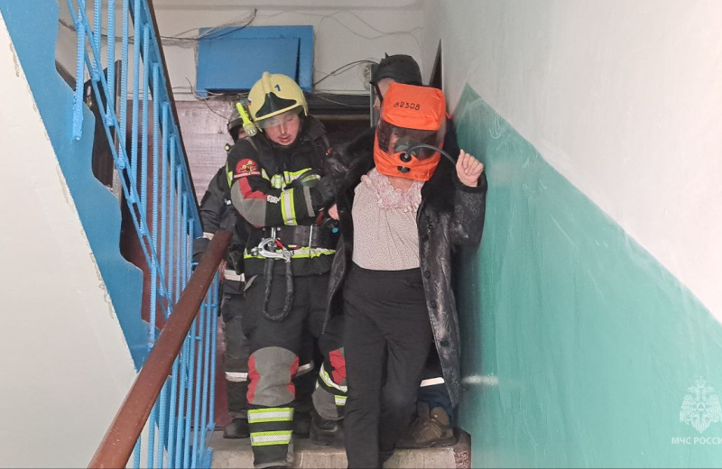 Из дома пожарные эвакуировали женщину. Хозяйка жарила в духовке курицу и заснула