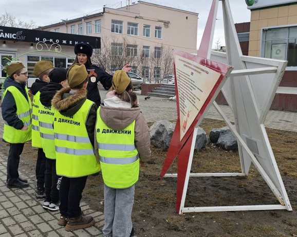 В Магадане полицейские и дети провели акцию «ЮИД за Великую Победу благодарит!»