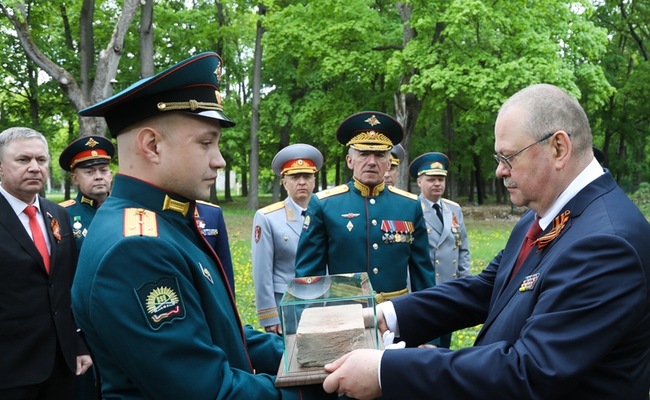 Олег Мельниченко передал в музей Пензенского артиллерийского инженерного института камень из Брестской крепости
