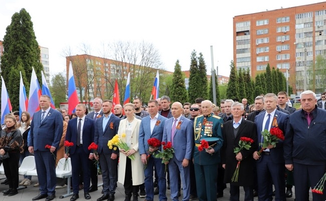 В Пензе состоялась церемония возложения цветов к стеле «Город трудовой доблести»