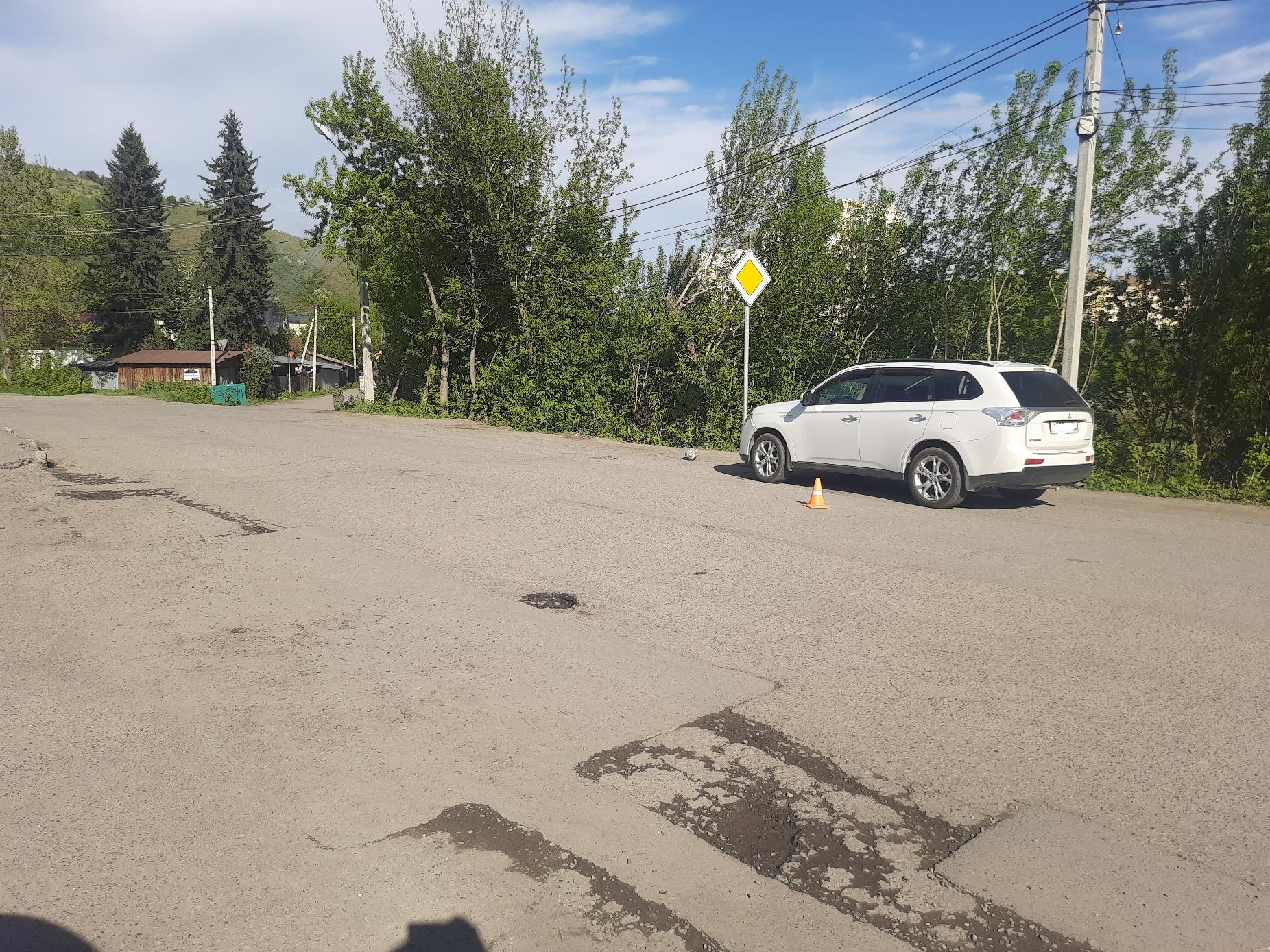 Ребенок выбежал на дорогу и попал под колеса иномарки в Горно-Алтайске