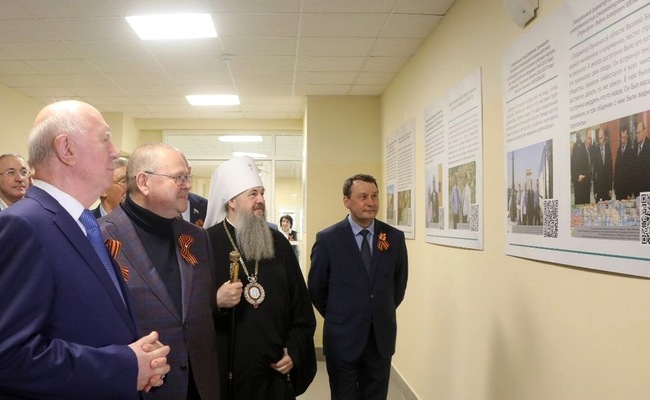 Олег Мельниченко осмотрел выставку, посвященную Василию Бочкареву